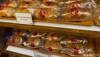Toko roti ini menyediakan roti fresh aneka rasa. Roti pisang biasa dan roti keju dijual mulai dari Rp 11 ribu.