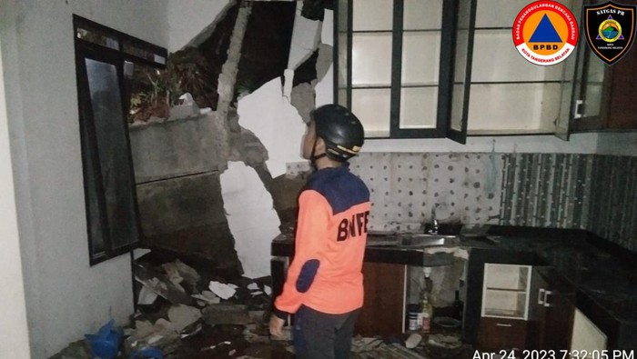 Dua rumah di Pondok Benda, Pamulang, Tangerang Selatan (Tangsel), rusak akibat tanah longsor. Longsor terjadi akibat hujan deras yang mengguyur wilayah Tangsel.