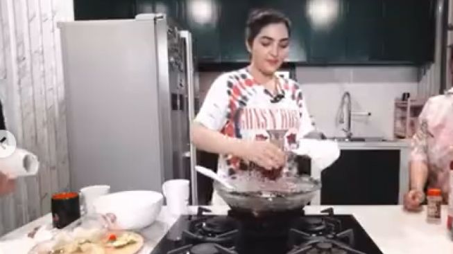 5 Aksi Seleb Masak yang Dikritik Tajam, Lesti Kejora hingga Rachel Vennya