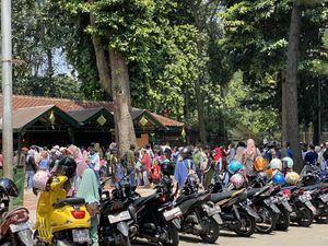 81 Ribu Pengunjung Padati Ragunan, Sinyal HP Sampai Susah!