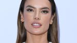Terpikat Kaki Jenjang Alessandra Ambrosio