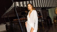 Bagaimana, sudah jatuh hati kan melihat penampilan model asal Brasil tersebut? WWD via Getty Images/WWD