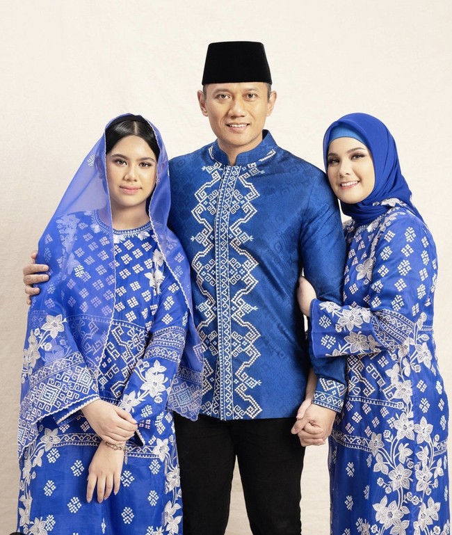 Kekompakan juga mereka tunjukkan dengan tunik biru bernuansa etnik untuk sesi foto Lebaran bertiga bersama AHY. (Foto: Instagram/@annisayudhoyono)