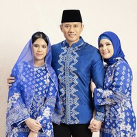 Kekompakan juga mereka tunjukkan dengan tunik biru bernuansa etnik untuk sesi foto Lebaran bertiga bersama AHY. (Foto: Instagram/@annisayudhoyono)