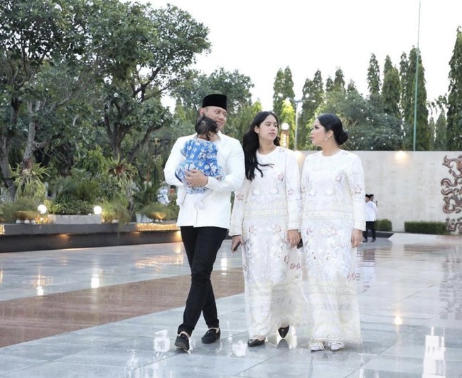 “Anaknya udah gede bgt mba..cantikk..kirain tadi mba Annisa,” demikian bunyi salah satu komentar. Kemiripan ibu-anak ini semakin menonjol saat keduanya berbusana kembar. (Foto: Instagram/@annisayudhoyono)