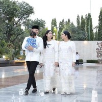 “Anaknya udah gede bgt mba..cantikk..kirain tadi mba Annisa,” demikian bunyi salah satu komentar. Kemiripan ibu-anak ini semakin menonjol saat keduanya berbusana kembar. (Foto: Instagram/@annisayudhoyono)