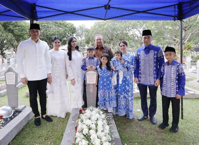 Seperti ketika Annisa dan Almira melakukan sekar bersama keluarga ke makam mendiang ibu mertuanya, Ani Yudhoyono. Terusan putih panjang dengan sentuhan brokat bermotif floral menjadi andalan. (Foto: Instagram/@annisayudhoyono)