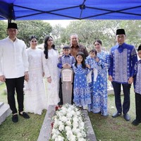 Seperti ketika Annisa dan Almira melakukan sekar bersama keluarga ke makam mendiang ibu mertuanya, Ani Yudhoyono. Terusan putih panjang dengan sentuhan brokat bermotif floral menjadi andalan. (Foto: Instagram/@annisayudhoyono)