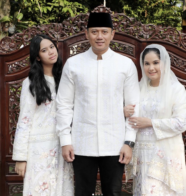 “Mashallah pangling bgt almira makinnn cantikkkk,” puji seorang pengguna Instagram. Lahir tepat pada  perayaan Hari Kemerdekaan RI pada 2008 silam, Almira bertumbuh menjadi gadis remaja yang kecantikannya disebut-sebut menyerupai sang ibu. (Foto: Instagram/@annisayudhoyono)