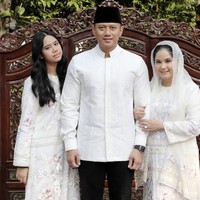“Mashallah pangling bgt almira makinnn cantikkkk,” puji seorang pengguna Instagram. Lahir tepat pada  perayaan Hari Kemerdekaan RI pada 2008 silam, Almira bertumbuh menjadi gadis remaja yang kecantikannya disebut-sebut menyerupai sang ibu. (Foto: Instagram/@annisayudhoyono)