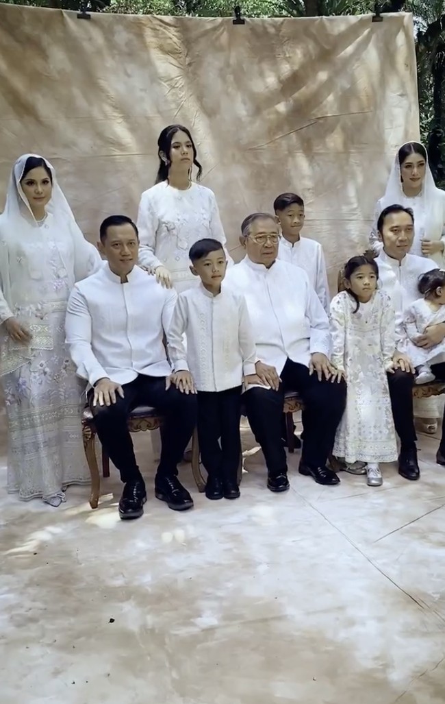 Foto tersebut diunggah Annisa Pohan di Instagram. “Met Lebaran hari ke-2!” tulis Annisa Pohan di sebuah unggahan yang memperlihatkan potret keluarga inti SBY. Mereka kompak dalam balutan busana serba putih. (Foto: Instagram/@annisayudhoyono)