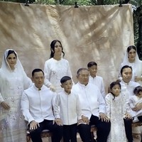 Foto tersebut diunggah Annisa Pohan di Instagram. “Met Lebaran hari ke-2!” tulis Annisa Pohan di sebuah unggahan yang memperlihatkan potret keluarga inti SBY. Mereka kompak dalam balutan busana serba putih. (Foto: Instagram/@annisayudhoyono)