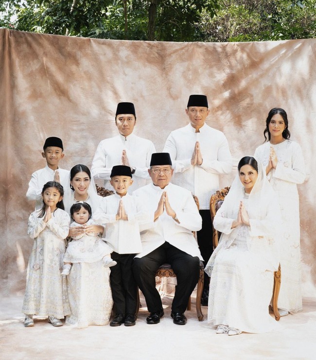 Keluarga Presiden ke-6 RI Susilo Bambang Yudhoyono merayakan Idul Fitri 1444 H dengan foto bersama. Sorotan lantas tertuju pada cucu pertamanya, Almira Yudhoyono, yang kini sudah beranjak remaja. (Foto: Instagram/@annisayudhoyono)