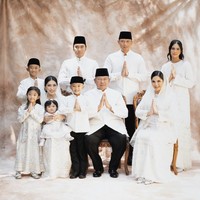 Keluarga Presiden ke-6 RI Susilo Bambang Yudhoyono merayakan Idul Fitri 1444 H dengan foto bersama. Sorotan lantas tertuju pada cucu pertamanya, Almira Yudhoyono, yang kini sudah beranjak remaja. (Foto: Instagram/@annisayudhoyono)