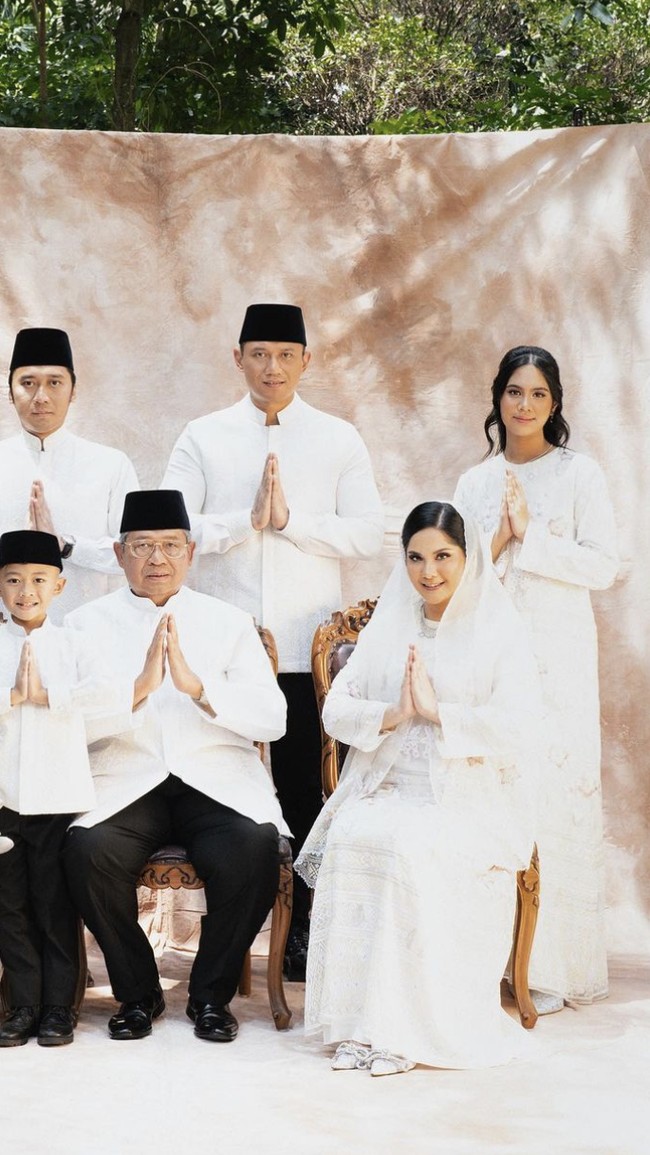 Tampak Edhi Baskoro Yudhoyono atau Ibas dan istrinya, Aliya Rajasa, beserta keempat buah hatinya. Termasuk si bungsu, Alisha Prameswari Yudhoyono, yang baru lahir pada Juli tahun lalu. Begitu pula Agus Harimurti Yudhoyono dan Annisa Pohan bersama putri semata wayangnya, Almira Yudhoyono, yang kehadirannya sukses bikin netizen salah fokus. (Foto: Instagram/@annisayudhoyono)