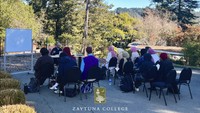 Kegiatan perkuliahan di Zaytuna College AS yang digelar di ruang terbuka. Kampus ini membuka program sarjana untuk studi Islam dan liberal arts. Adapun untuk program magister dibuka prodi teks Islam. Foto: Zaytuna College