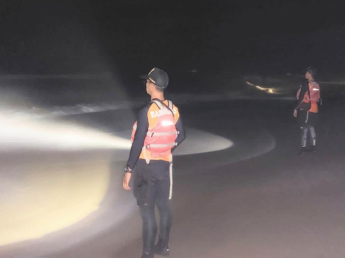 Anggota BPBD Kebumen dan tim SAR gabungan mencari satu wisatawan yang terseret ombak Pantai Laguna, Kebumen, Minggu (24/4/2023) sore.