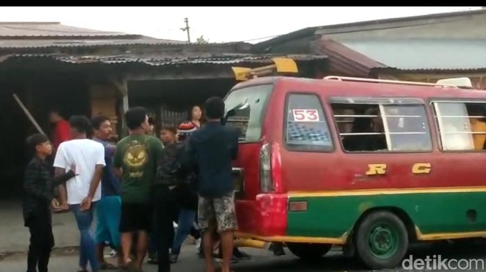 Angkot yang diserang pemuda di Medan.