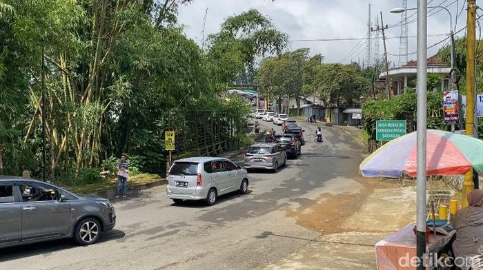 Antrean masuk ke wisata Telaga Sarangan padat merayap hingga 10 km.