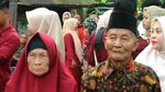 Momen Kakek-Nenek Diarak Seratusan Keluarga Keliling Kampung saat Lebaran