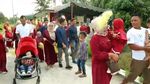 Momen Kakek-Nenek Diarak Seratusan Keluarga Keliling Kampung saat Lebaran