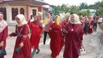 Momen Kakek-Nenek Diarak Seratusan Keluarga Keliling Kampung saat Lebaran