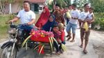 Momen Kakek-Nenek Diarak Seratusan Keluarga Keliling Kampung saat Lebaran
