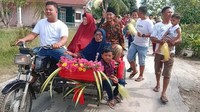 Momen arak-arakan keliling kampung kakek Sugio dan nenek Welas terjadi di Kabupaten Batu Bara, Sumut pada Minggu (23/4) kemarin. (Foto: Istimewa)