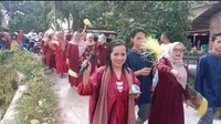 Anak, cucu dan menantu Kakek Sugio dan Nenek Welas terlihat kompak dengan memakai stelan berwarna merah.  (Foto: Istimewa)