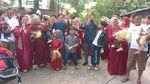 Momen Kakek-Nenek Diarak Seratusan Keluarga Keliling Kampung saat Lebaran