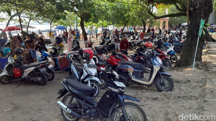 Area parkir yang semrawut di kawasan Pantai Pangandaran, Senin (24/4/2023).