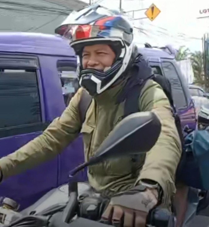 Ariel Noah balik mudik naik motor BMW G310GS.