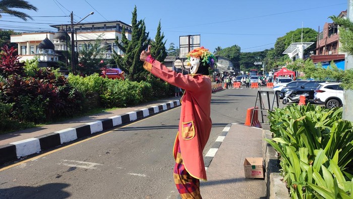 Arifin rela jadi badut saat lebaran demi cuan