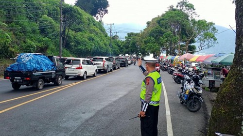Arus lalu lintas menuju objek wisata Bedugul, Senin (24/4/2023).