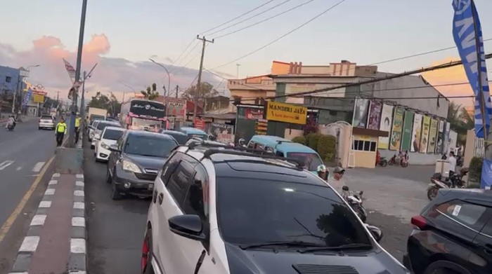 Arus lalu lintas di Jalan Poros Maros-Makassar, Sulsel.