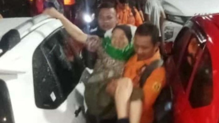 Banjir melanda kawasan Desa Sadeng, Kecamatan Leuwisadeng, Kabupaten Bogor, Jawa Barat (Jabar). Sebanyak 700 warga terdampak banjir tersebut.