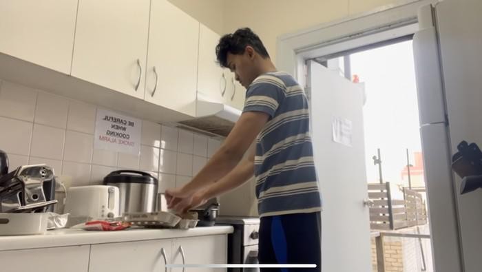 Di Indekosnya, Bima terbiasa memasak sendiri. Dalam momen yang satu ini ia memasak orek tempe dan telur.