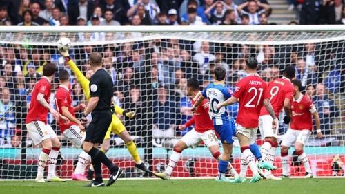 LONDON, ENGLAND - APRIL 23: Manchester Uniteds David De Gea makes a save to deny Brightons Julio Enciso during the Emirates FA Cup Semi Final match between Brighton & Hove Albion and Manchester United at Wembley Stadium on April 23, 2023 in London, England. (Photo by Marc Atkins/Getty Images)