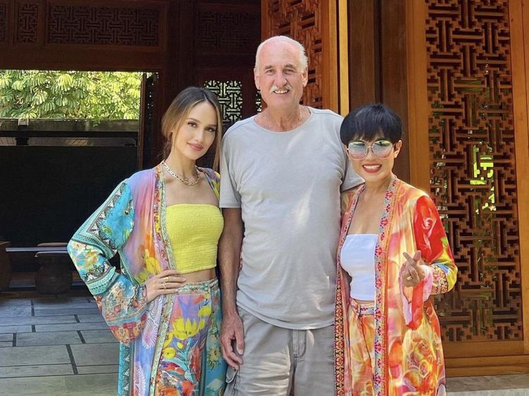 Ucapkan Selamat Lebaran, Cinta Laura Justru Dikritik Gegara Busananya