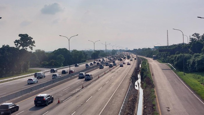 Contraflow Diterapkan di Km 72-47 Tol Cikampek Arah Jakarta (Rumondang/detikcom)