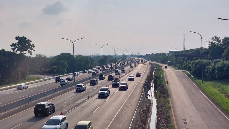 Contraflow Diterapkan di Km 72-47 Tol Cikampek Arah Jakarta (Rumondang/detikcom)