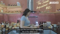 Beginilah penampilan dapur di rumah Marshanda. Dapurnya estetik dengan nuansa pastel. Dindingnya berwarna pink dan penataan barang-barang yang rapi. Foto: YouTube Marshed