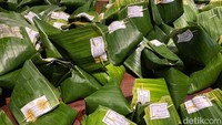 Mirip konsep angkringan di Jogja, di wedangan Solo juga ada nasi kucing yang jadi menu andalan. Nasi ini tersedia dalam beragam pilihan lauk.