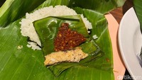 Nasi kucing juga dilengkapi sambal yang pedas menggigit! Pak Basuki mengatakan dalam sehari bisa membuat 10 kg sambal yang diracik dari cabe rawit merah dan cabe merah keriting.
