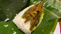 Isiannya ada nasi kucing sambal teri, nasi orek tempe dan buncis, hingga nasi sambal bandeng. Porsinya mungil dan cukup mengenyangkan.