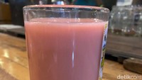 Warna susu jahe di sini pink cantik karena diracik menggunakan jahe merah. Cita rasanya manis legit karena ditambahkan banyak kental manis. Untuk rasa jahenya cukup kuat dan menghangatkan.