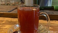 Wedangan yang pernah disambangi Ganjar Pranowo pada ramadan lalu ini punya menu andalan susu jahe. Pak Basuki meracik sendiri rempah yang digunakan pada tiap minuman.
