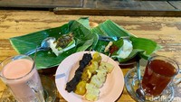Untuk teman makan nasi kucing, bisa pilih aneka sate-satean yang akan dibakar sesaat sebelum disajikan. Pilihannya ada sate kikil, telur puyuh, sampai kulit ayam.