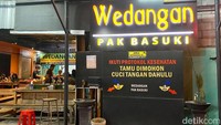 Wedangan Pak Basuki ada di Jalan Agus Salim Nomor 17, Solo. Perintisnya, Pak Basuki yang memulai usaha ini sejak 2008.