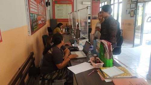 Suasana layanan dokumen kependudukan di Disdukcapil Tabanan selama cuti bersama Idul Fitri 1444 H / Lebaran 2023 pada Senin (24/4/2023).